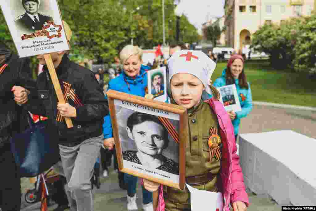 У 2018 годзе ўлады спачатку не далі дазволу на акцыю «Несьмяротны полк» у Менску, прапанаваўшы ініцыятарам уліцца ў дзяржаўнае шэсьце «Беларусь памятае». Тады пра забарону «Несьмяротнага палку» ў Менску пачалі пісаць расейскія СМІ, яго арганізатары пачалі заклікаць прыхільнікаў выйсьці на акцыю без дазволу. У выніку шэсьце дазволілі менш як за дзень да яго правядзеньня