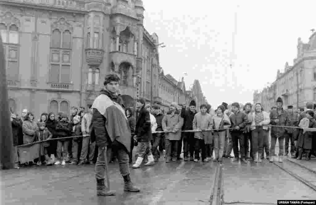 Locuitorii Timișoarei blochează o șosea din oraș, în data de 16 decembrie 1989, momentul de începere a Revoluției Române. 