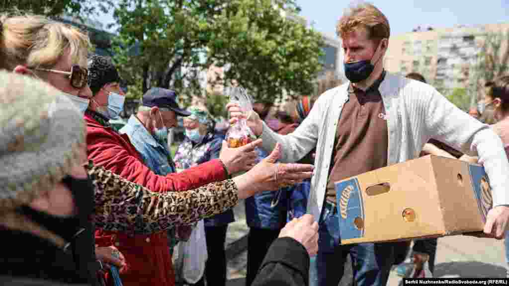 В дни празднования Светлого Христова Воскресения, по традиции, волонтеры «Общины святого Эгидия» оказали помощь нуждающимся и обездоленным