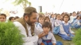 حسن اڅکزی په خپل یو سکول کې له ماشومانو سره خبرې کوي