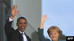 German Chancellor Angela Merkel (right) and U.S. President Barack Obama have different takes on how to respond to the global economic crisis.