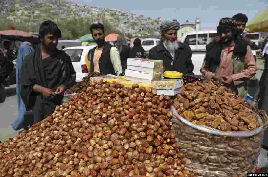 Priprema hurmi za prodaju u Kabulu, Afganistan.