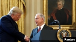 Rukovanje Donalda Trumpa i Jeffa Sessionsa u Bijeloj kući, fotoarhiv