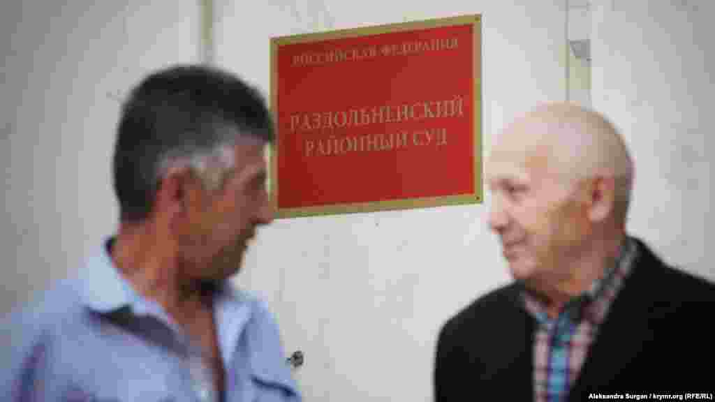  Два слушателя по «делу Балуха» на улице под зданием суда.