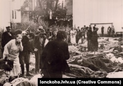 Львів’яни шукають серед розстріляних своїх рідних у подвір’ї в’язниці на Лонцького. 3 липня 1941 року