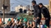 تصویر آرشیوی از تلاش فلسطینی‌ها برای به دست آوردن آذوقه در جنوب نوار غزه