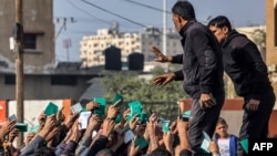 تصویر آرشیوی از تلاش فلسطینی‌ها برای به دست آوردن آذوقه در جنوب نوار غزه