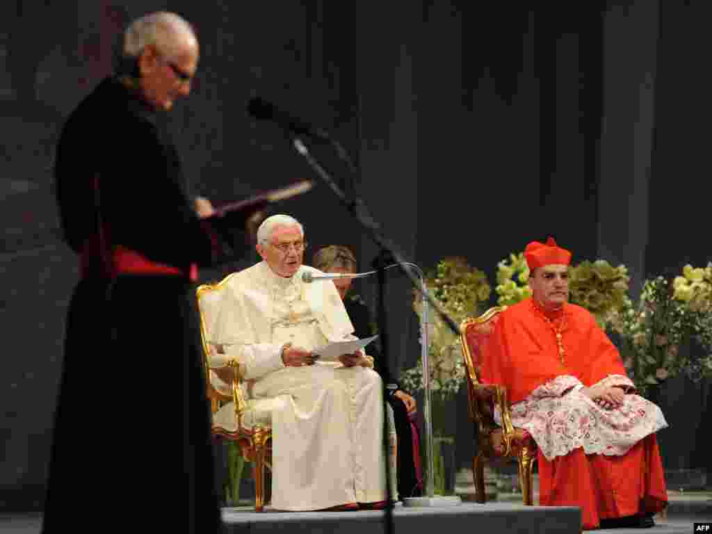 Papa u Hrvatskom narodnom kazalištu s istaknutim osobama iz javnog života, 4. lipanj 2011. AFP / VINCENZO PINTO