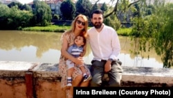 Bela s-a plâns despre salariul minim pe care îl câștiga lucrând pentru un magazin de modă în România. A plecat din țară pentru a se stabili cu familia ei în Elveția.