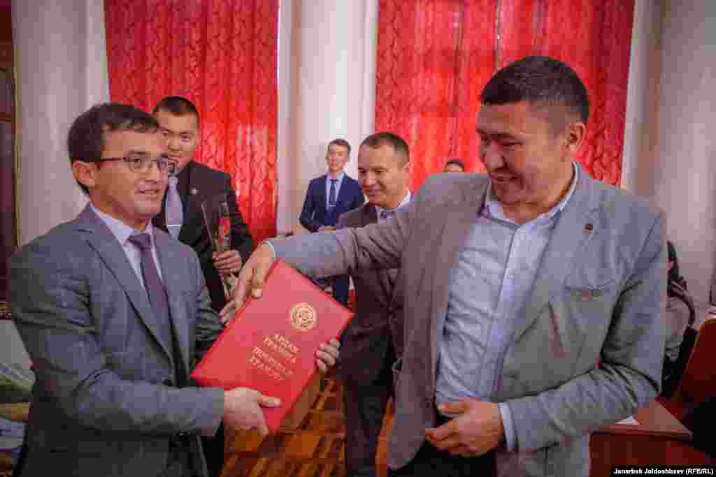 Ош мэриясынын басма сөз кызматынын башчысы Азамат Апсаттаров "Азаттыктын" Ош облусундагы кабарчысы Ыдырыс Исаковго ардак грамотасын тапшырды. 