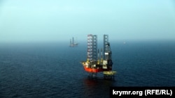 Крымга жакын жайгашкан Кара деңиздеги мунай бургулоочу платформалар. 