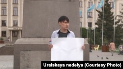 Аслан Сагутдинов, гражданский активист и видеоблогер, во время акции с пустым плакатом. Уральск, 6 мая 2019 года.