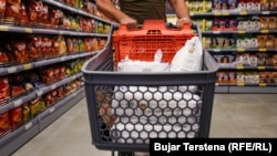 În magazinele kosovare nu se prea găsește multă marfă din Serbia. Cel puțin deocamdată. 
