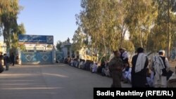 باشندگان کندهار در بیرون از یکی از مراکز رأی دهی منتظر باز شدن آن اند.
