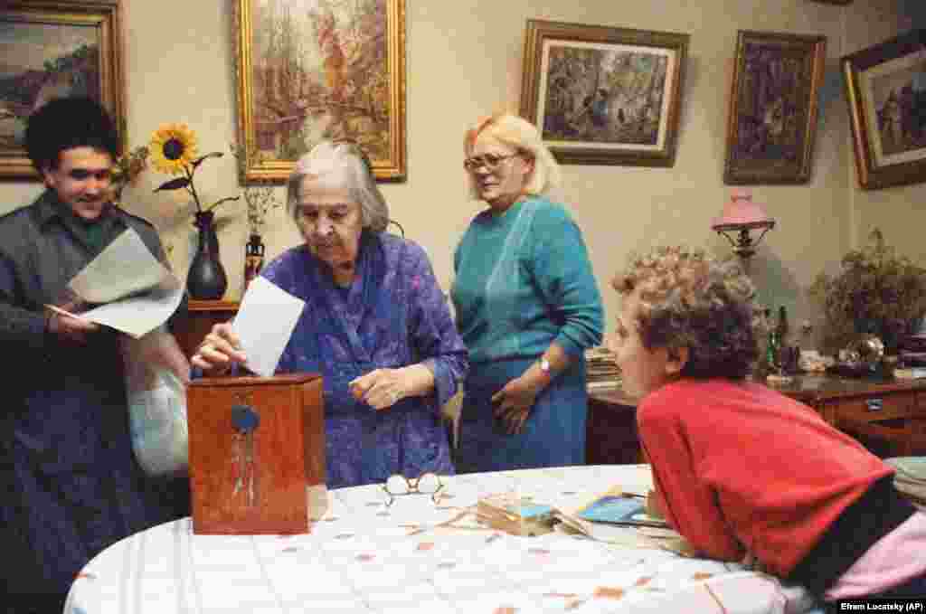 Serhii Hodorovskii (desno) posmatra kako njegova baka, Rosa Hordorovskaja (80), glasa u svom domu u Kijevu. Roza je bila prestara da bi prošetala do biračkog mesta, pa su joj doneli glasačku kutiju. &nbsp;