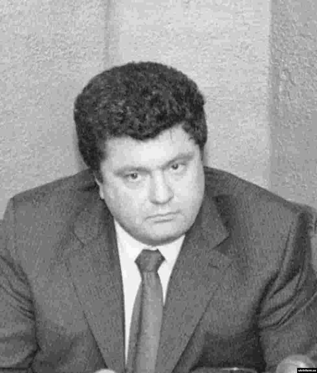На прес-конференції, яка відбулася 16 листопада 2000 року, керівники п’яти українських політичних організацій оголосили про намір об’єднатися в єдину політичну силу. Це – Партія регіонального відродження України (голова – народний депутат України Володимир Рибак), Партія праці (голова – Валентин Ландик), Партія солідарності України (голова – народний депутат України Петро Порошенко), Партія «За красиву Україну» (голова – народний депутат України Леонід Черновецький), Всеукраїнська партія пенсіонерів (голова – Геннадій Самофалов). На фото: голова Партії солідарності України, народний депутат України Петро Порошенко. Київ, 16 листопада 2000 року