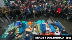 Тіла загиблих учасників Революції гідності на майдані Незалежності в Києві, 20 лютого 2014 року 