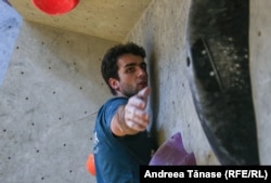 Răzvan Nedu, căpitanul Lotului Național de Paraclimbing, în timpul unui antrenament în Centrul Climb Again.