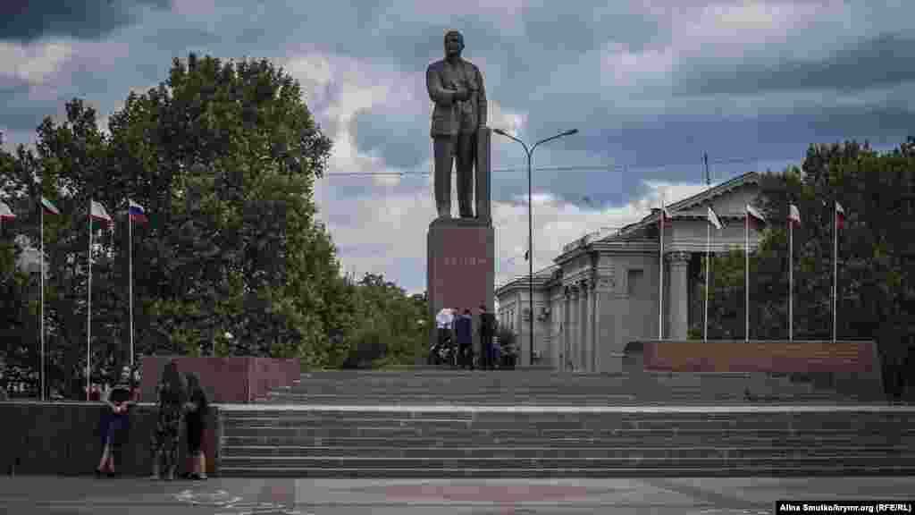 Памятник Ленину в центре одноименной симферопольской площади – не только один из наиболее известных ориентиров в городе, но и популярное место встречи молодежи