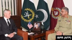 د امریکا دفاع وزیر د خپلې دورې پرمهال د پاکستان له وزیراعظم او د پوځ له مشر سره ولیدل.