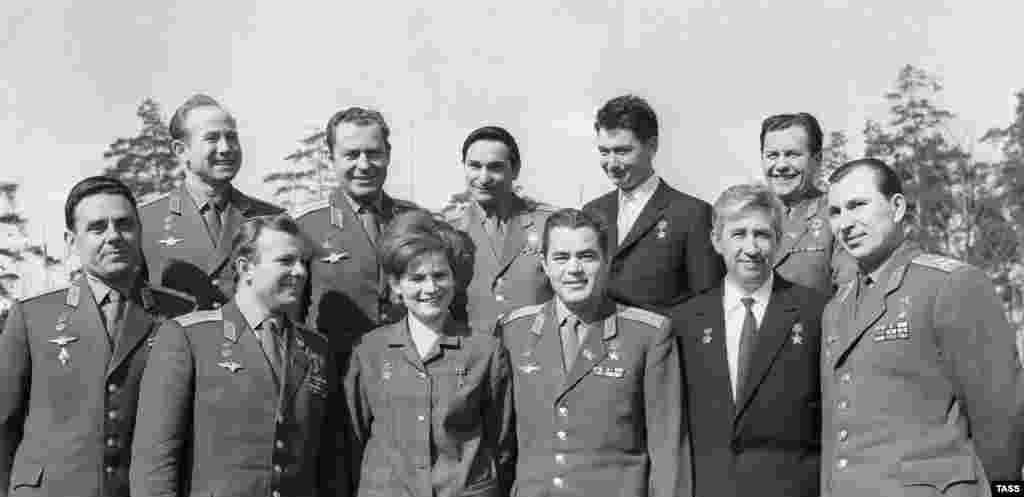 Отряд советских космонавтов (слева направо): Владимир Комаров, Алексей Леонов, Юрий Гагарин, Герман Титов, Валентина Николаева-Терешкова, Валерий Быковский, Адриан Николаев, Борис Егоров, Константин Феоктистов, Павел Попович, Павел Беляев. Апрель 1965 года 
