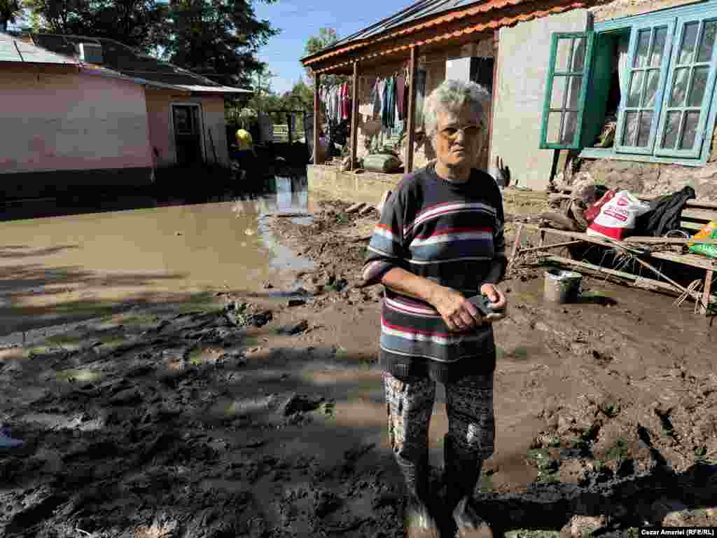Ștefana Bodea, 60 de ani, spune că în 10 minute apa a urcat așa de mult, încât nu putea să iasă din casă. A stat în pod aproape 12 ore, fiind salvată de echipele de salvatori. S-a întors acasă duminică seara, după ce a dormit la o rudă și nu stie ce va face mai departe. Casa ei de trei camere este făcută din chirpici.