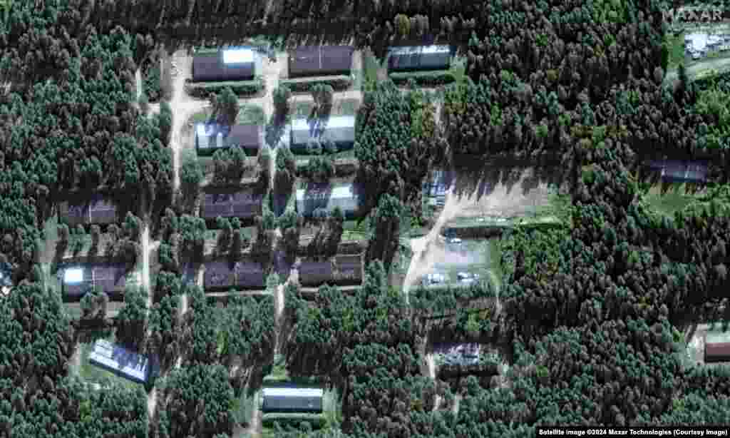 ДО (фото ліворуч): Військовий об’єкт біля Октябрського Тверської області Росії, сфотографований супутником 18 вересня. Вважалося, що там зберігалися ракети «Іскандер» та «Точка-У». Обидві види озброєння широко застосовувалися армією РФ проти України. ПІСЛЯ: Залишки Октябрьского полігону 22 вересня після українського удару. Атака 18 вересня була однією з кількох на російські військові склади, яку здійснила Україна за останні дні з використанням крилатої ракети власного виробництва 