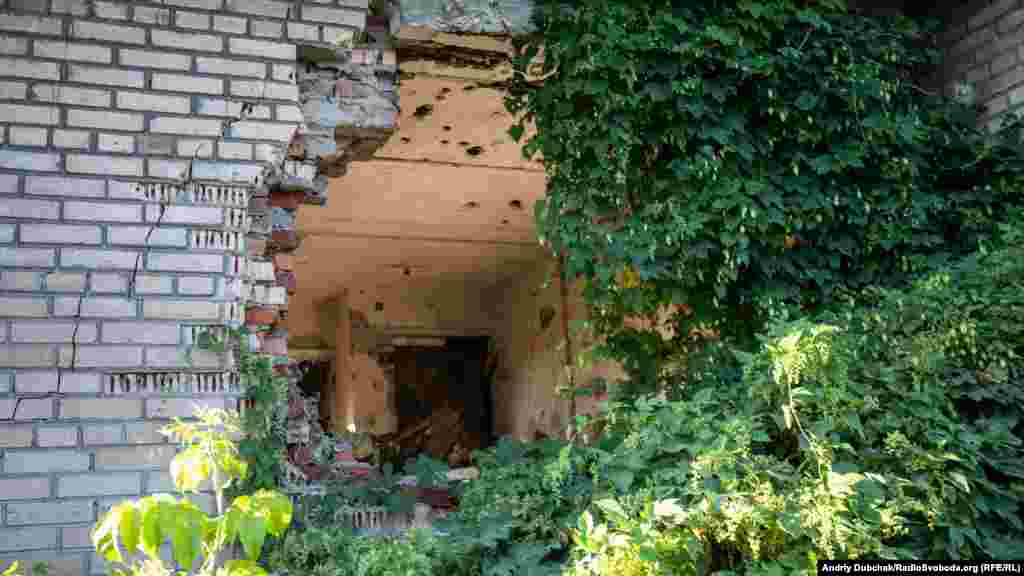 У селищі проживають приблизно 40 цивільних осіб. Допомоги від держави, кажуть, немає ніякої. Ще з 2014 року селище внесене в перелік населених пунктів, на території яких органи державної влади тимчасово не здійснюють свої повноваження. Тож люди виживають, як можуть