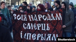 Білоруська молодь на демонстрації в День Волі з антиросійським транспарантом: «Свободу народам, смерть імперіям». Мінськ, 25 березня 2016 року