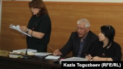 Слева направо: адвокат Лариса Достовалова, главный редактор сайта Ratel.kz Марат Асипов, юрист Анель Аубакирова. Алматы, 10 мая 2018 года.
