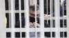 Віктар Бабарыка за кратамі суду. Менск, 17 лютага 2021 году.