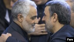 محمود احمدی‌نژاد (راست) در مراسم ختم مادر قاسم سلیمانی، فرمانده نیروی قدس سپاه پاسداران. 