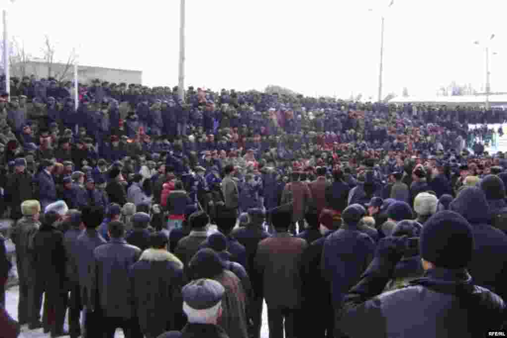 Уюштуруучулардын маалыматы боюнча митингге төрт миңден ашык адам катышты.