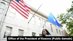 Predsjednica Kosova Vjosa Osmani fotografisana pored američke i zastave Kosova u SAD.