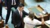 Senatorul PSD Claudiu Manda, în 3 iulie 2018 încearcă să îl convingă pe senatorul USR Mihai Goțiu să nu mai filmeze în timpul plenului Senatului. 