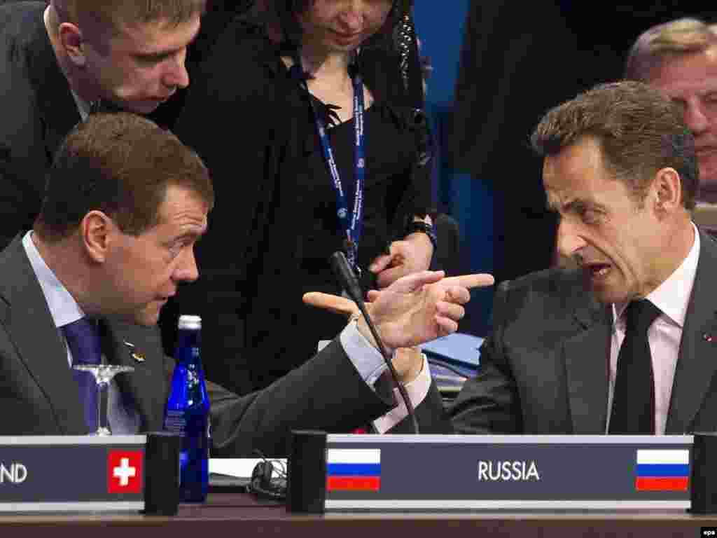 Nicolas Sarkozy (sağda) rusiyalı həmkarı Dmitry Medvedevlə Vaşinqtonda Nüvə Təhlükəsizliyinə dair sammitdə, 13 aprel 2010