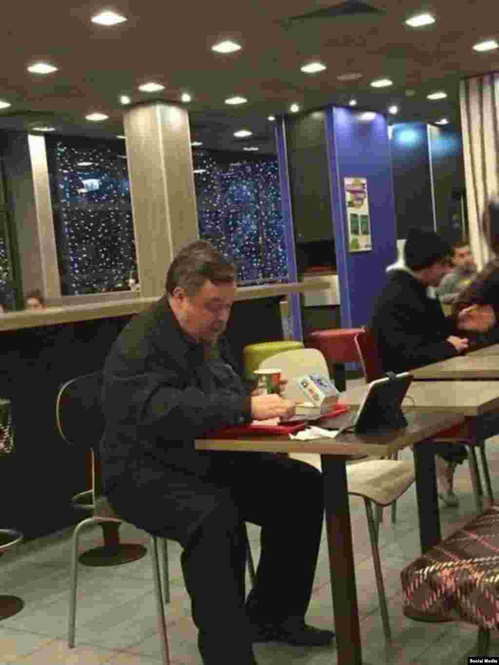 Протоиерей Русской православной церкви Всеволод Чаплин 24 декабря был снят с должности главы синодального Отдела по взаимоотношениям Церкви и общества. Чаплин связал свое увольнение со своими разногласиями с патриархом РПЦ Кириллом. За несколько дней до этого по социальным сетям разошлась фотография Чаплина в ресторане быстрого питания "МакДоналдс" во время рождественского поста.