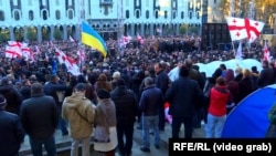 Під час акції опозиції у Тбілісі майоріли й українські прапори, відеокадр від 2 грудня 2018 року