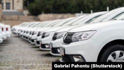 ASF a modificat regulile RCA, iar cea mai importantă schimbare este că, în caz de accident, constatarea amiabilă se va face electronic. Imagine de arhivă cu un lot de mașini Dacia într-o parcare.