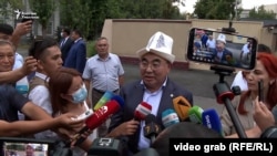 Аскар Акаев атайын кызматка Кумтөргө байланыштуу сурак бере баштады. 