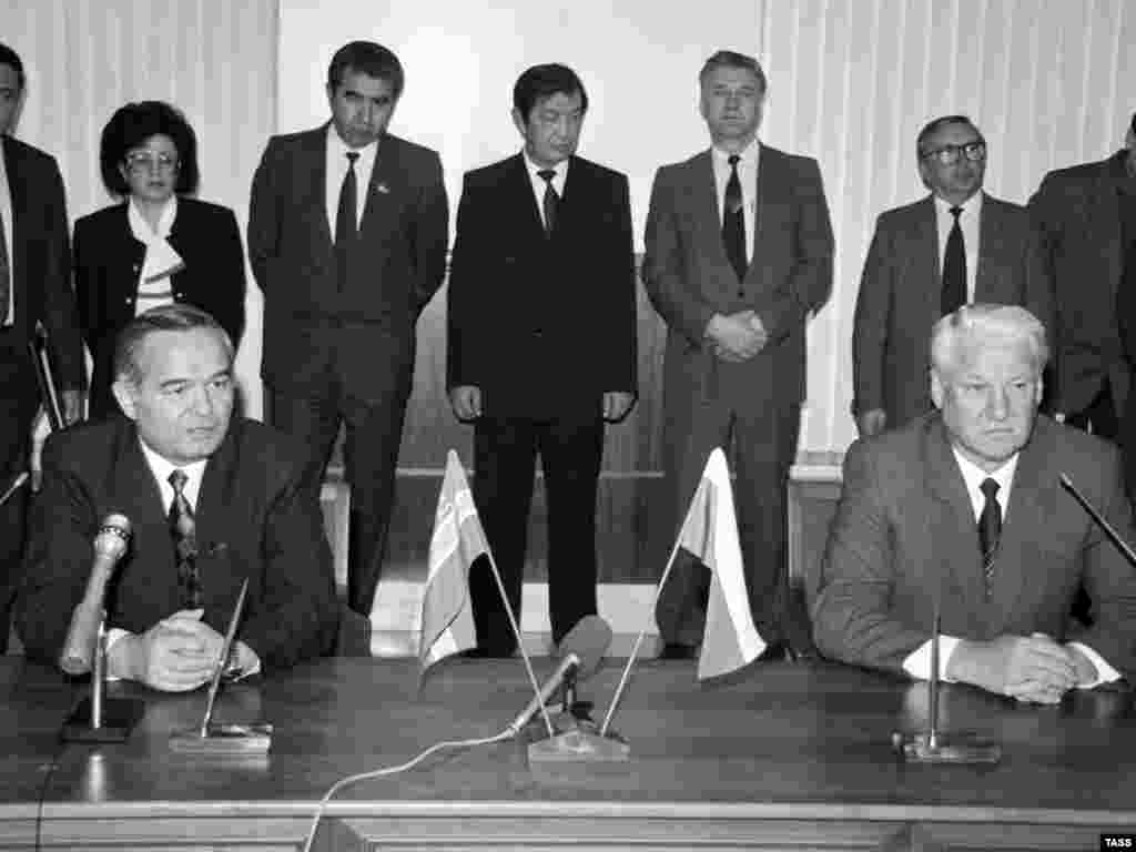 Ислом Каримов Борис Елцин билан. - Россия президенти Борис Елцин Ислом Каримов билан Москва учрашувидан сўнг матбуот анжумани ўтказмоқда. 1991 йил.