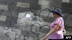 Grafit koji je osvanuo u Beogradu nakon iznošenja mišljenja Međunarodnog suda pravde o leglalnosti proglašenja nezavisnosti Kosova, 23. jul 2010.