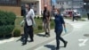 Premijerka Srbije Ana Brnabić, sa pratiocima, tokom posete Novom Pazaru gde se suočila sa gnevom nezadovoljnih načinom na koji se nadležni bore protiv korona virusa. 30. jun 2020.