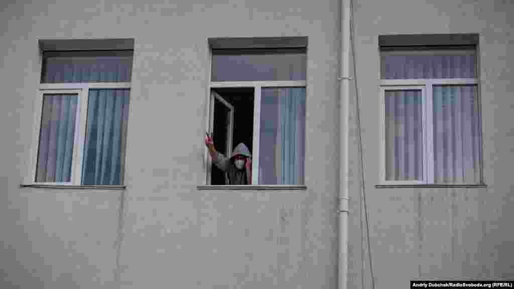 Заведующий отделением реанимации Сергей Козырев – один из врачей больницы, который заразился коронавирусом. Мужчина разговаривает с фотокорреспондентом Дубчаком по телефону. «Я хочу, чтобы все скоро закончилось. Я волнуюсь за свою жену и дочь», – говорит Козырев. Мужчина обещал вернуться к работе, как только вылечится