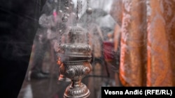 Ministarstvo pravde Republike Srbije nije odgovorilo na upit Radija Slobodna Evropa sa pitanjima vezanim za status Crnogorske pravoslavne crkve u Srbiji (fotografija: kadionica na pravoslavnoj molitvi)