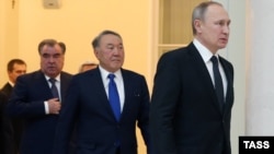 Справа налево: президент России Владимир Путин, президент Казахстана Нурсултан Назарбаев и президент Таджикистана Эмомали Рахмон. Санкт-Петербург, 26 декабря 2016 года.