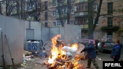 Працівники ЖКГ спалюють невивезене сміття (м. Київ)