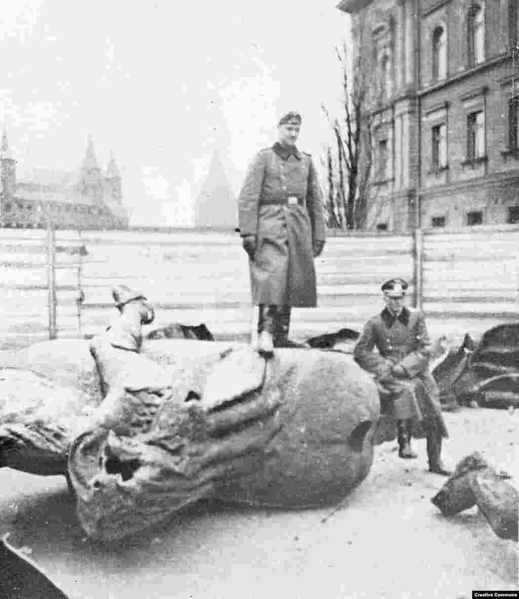 Dijelovi kipa poljskog kralja Wladyslava II Jageella na zemlji nakon što su ga skinule nacističke trupe poslije invazije na Poljsku 1939. godine.