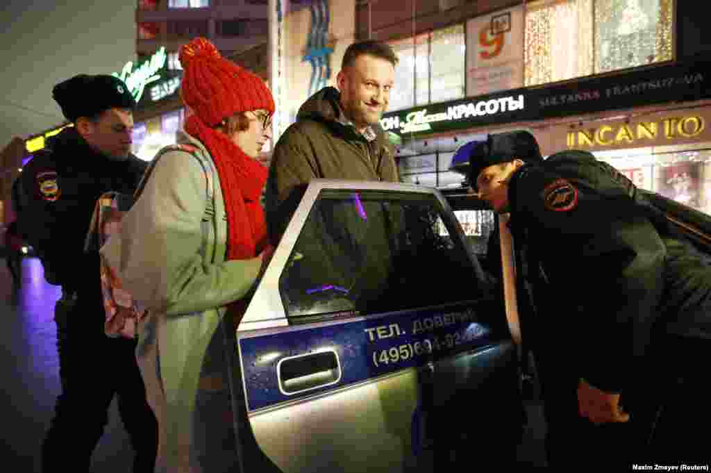 Навални е задържан, докато напуска сградата на радио в Москва на 14 януари 2015 г. 9 дни по-рано опозиционерът заявява, че няма да спазва домашния арест и отрязва електронната си гривна, която е длъжен да носи заради условната си присъда.