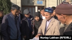 Собрание репатриантов из Китая у представительства МИД Казахстана. Алматы, 24 октября 2017 года.